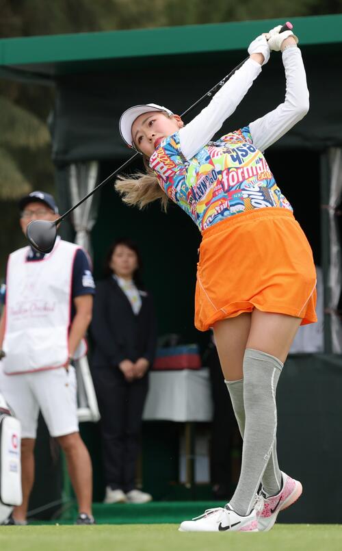 1番、ティーショットを放つ桑木（撮影・上山淳一）