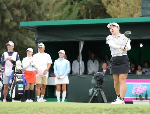 1番、ティーショットを放つ荒木（手前）（撮影・上山淳一）