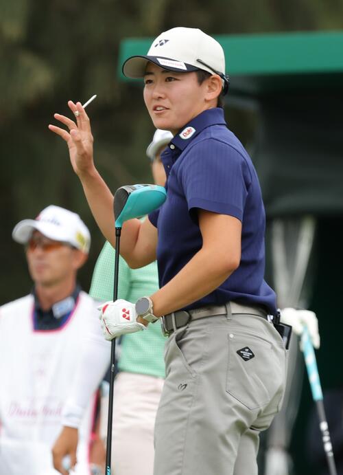 1番、ティーショットを放ちギャラリーの声援に答える岩井明（撮影・上山淳一）