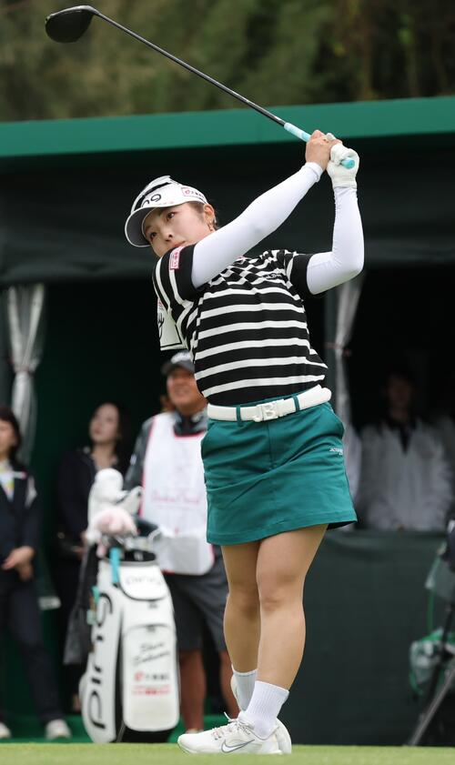 1番、ティーショットを放つ佐久間（撮影・上山淳一）