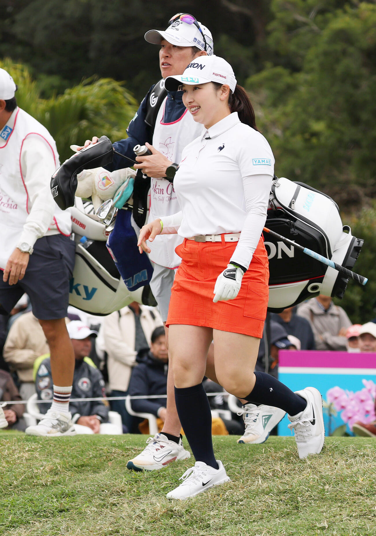 1番、ティーショットを放ちセカンド地点へ向かう小祝（撮影・上山淳一）