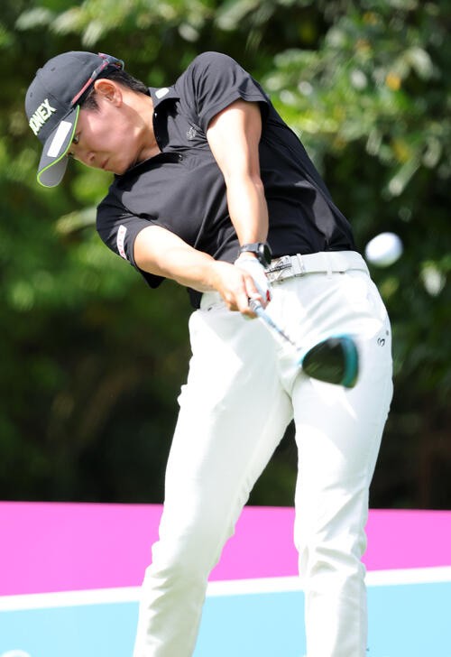 15番、ティーショットを放つ岩井明（撮影・上山淳一）