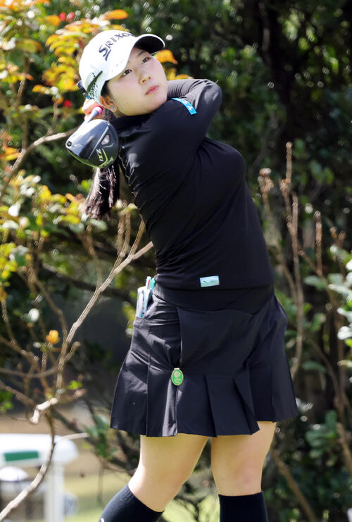 4番、ティーショットを放つ藤本（撮影・上山淳一）