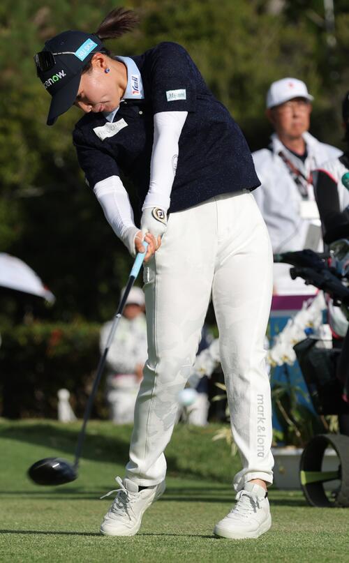10番、ティーショットを放つ永井（撮影・上山淳一）