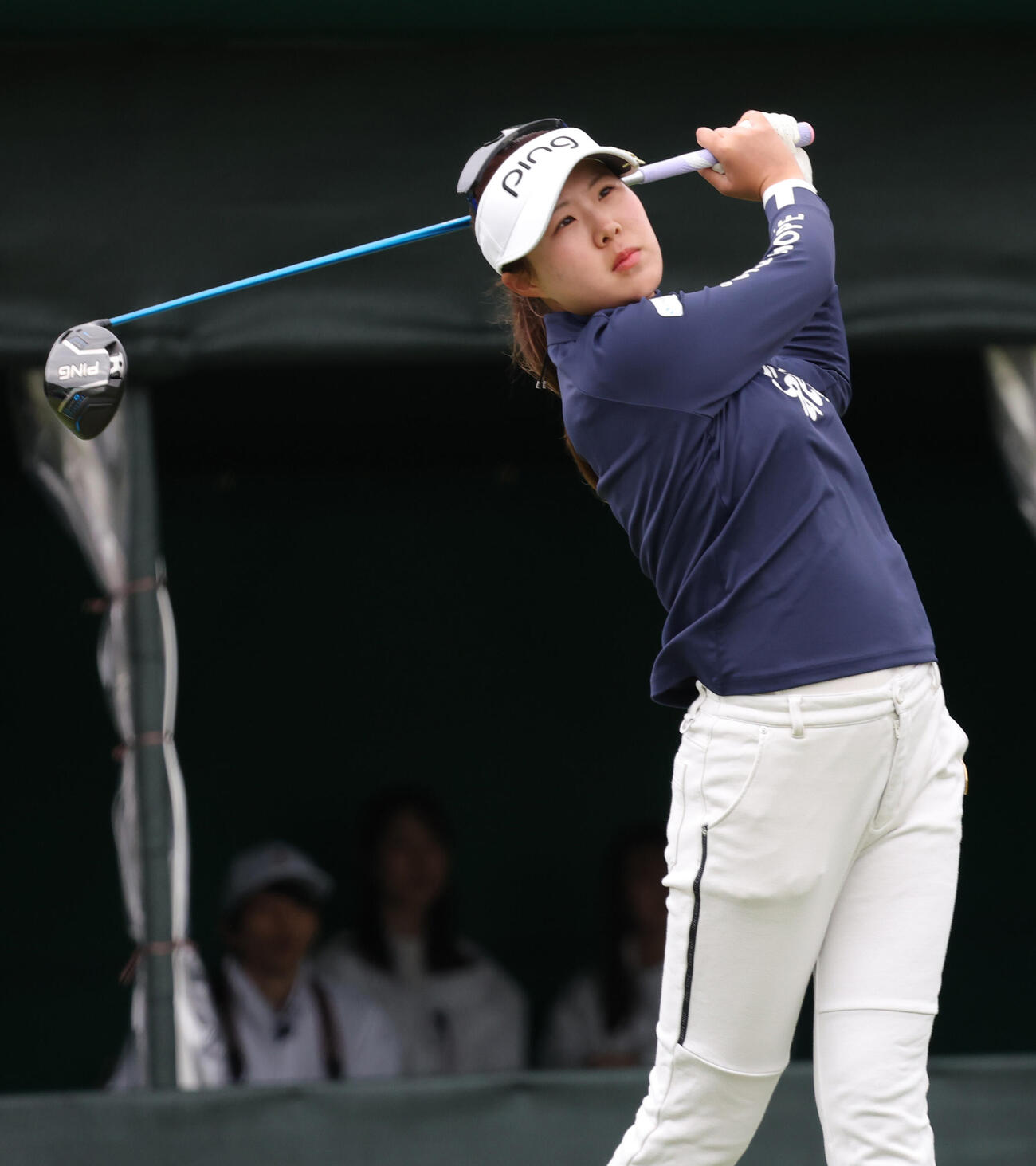 1番、ティーショットを放つ高野（撮影・上山淳一）