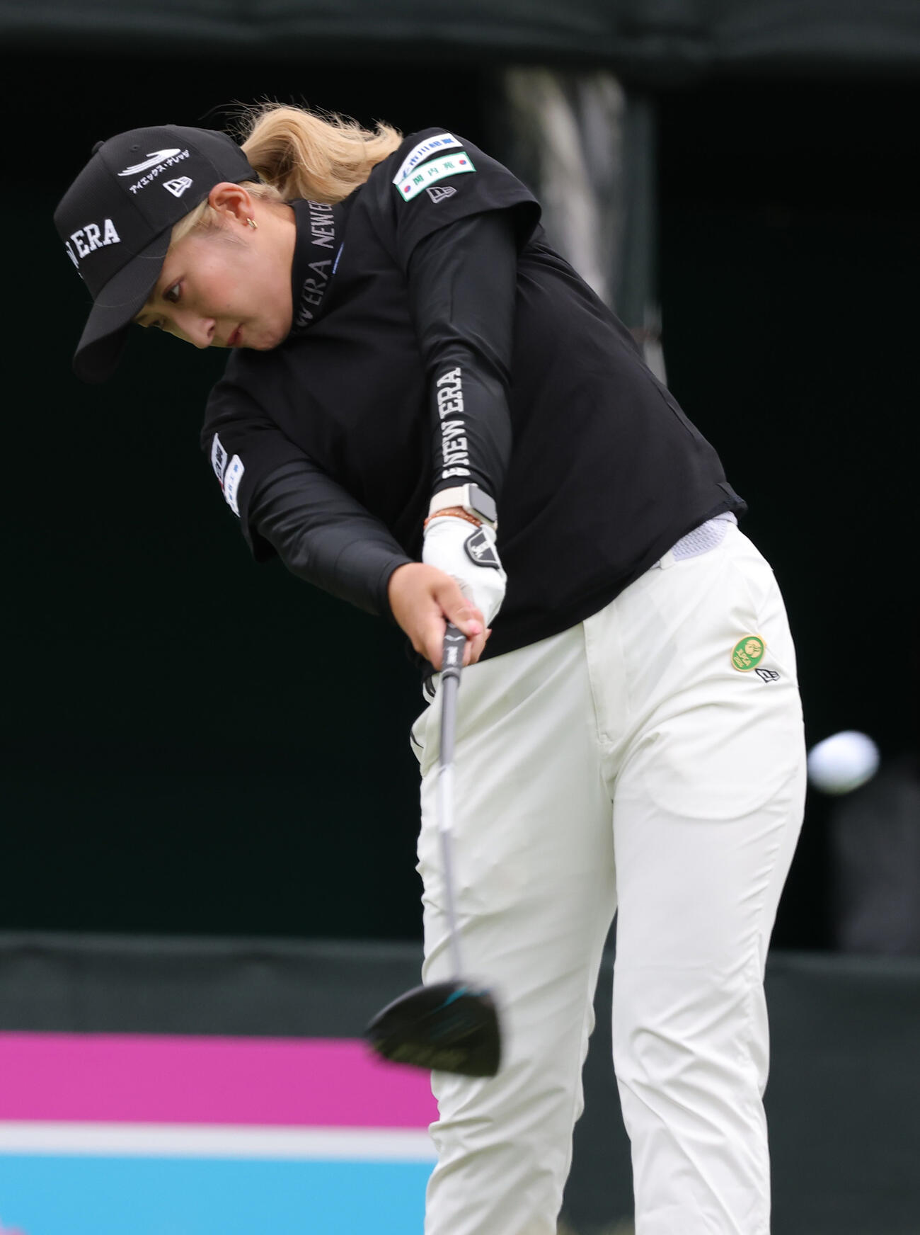 1番、ティーショットを放つ高橋しずく（撮影・上山淳一）