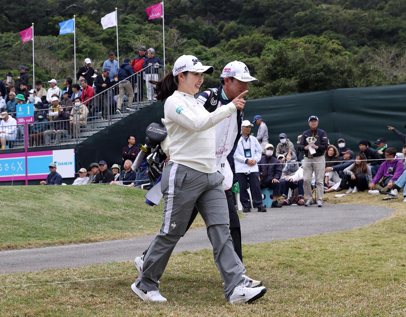 1番、ティーショットを放ちセカンド地点へ向かう小祝（手前）（撮影・上山淳一）