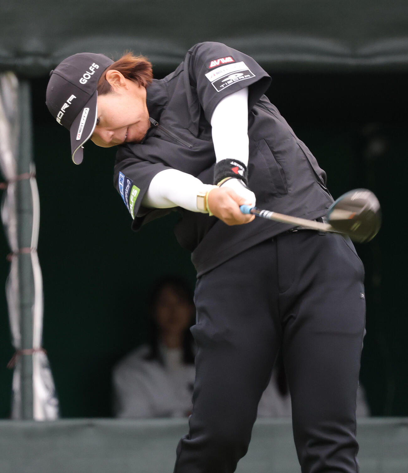 1番、ティーショットを放つ穴井（撮影・上山淳一）