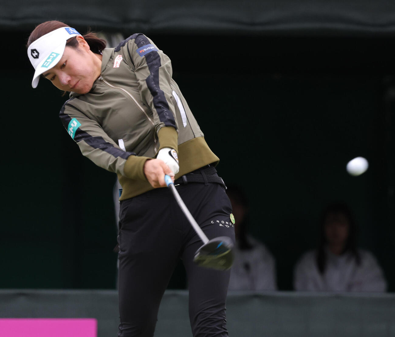 1番、ティーショットを放つ岡山（撮影・上山淳一）