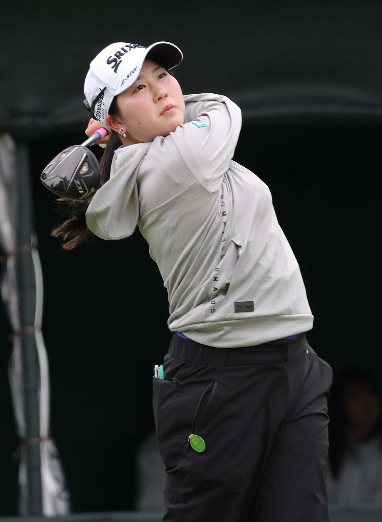 1番、ティーショットを放つ藤本（撮影・上山淳一）