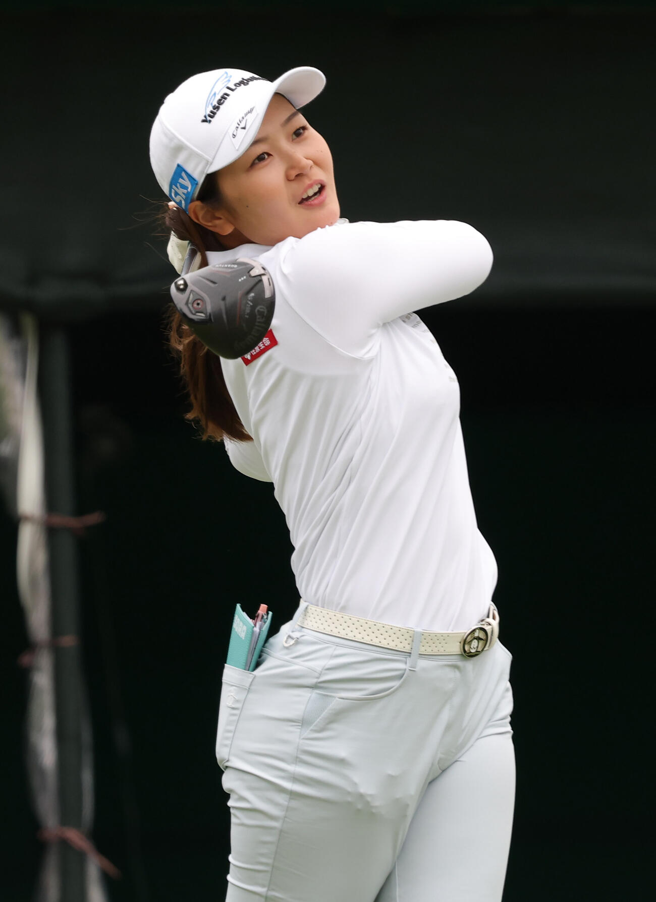 1番、ティーショットを放つ神谷そら（撮影・上山淳一）