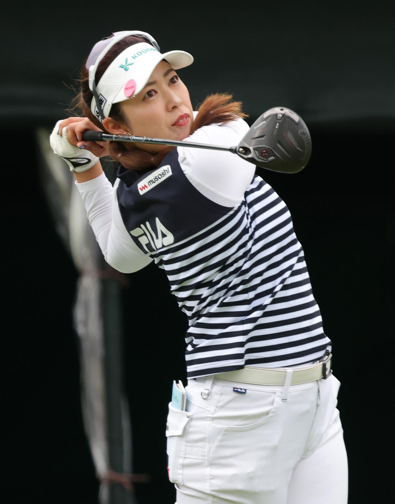 1番、ティーショットを放つ天本（撮影・上山淳一）