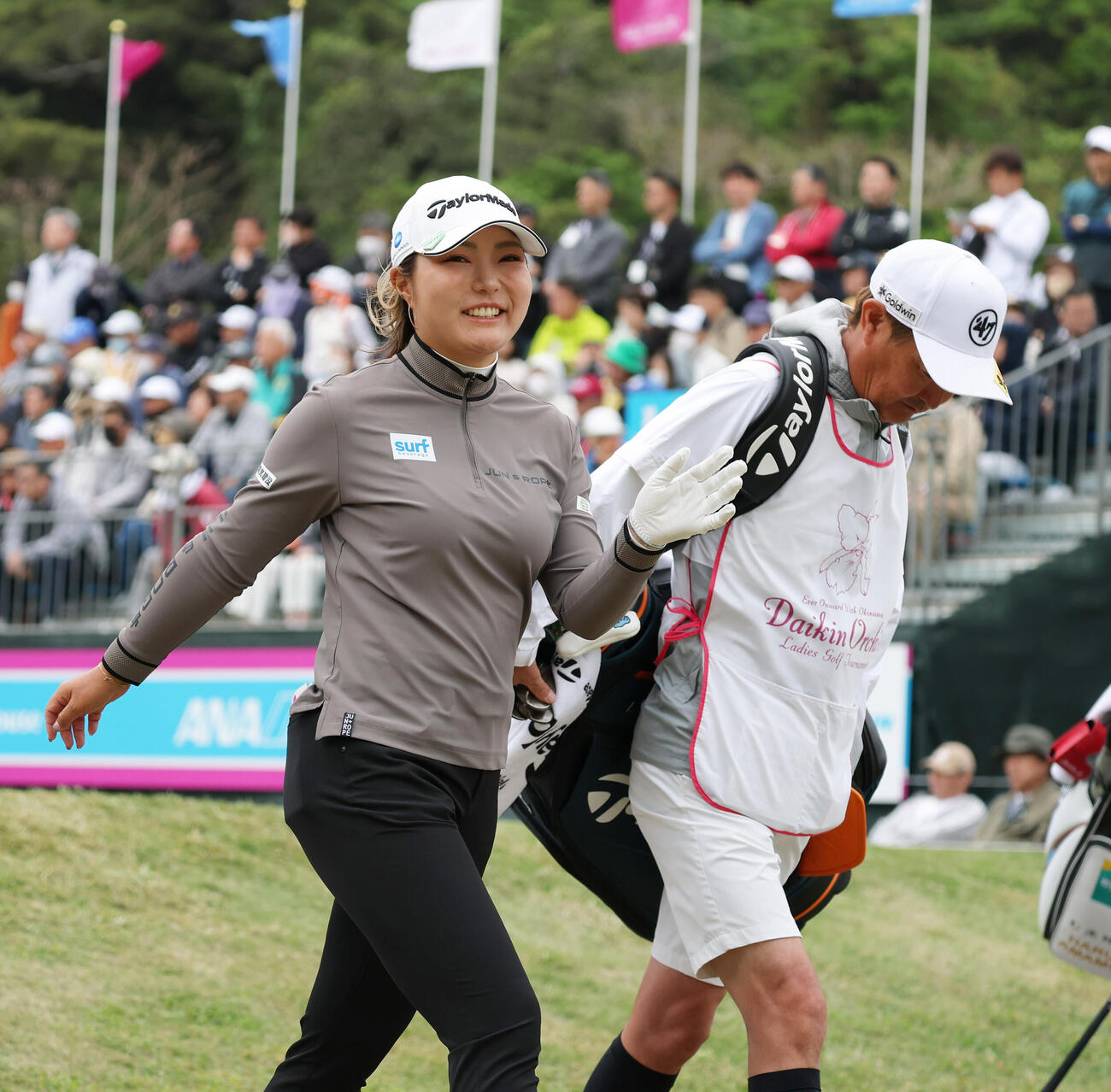 1番、ティーショットを放ち笑顔を見せる高橋彩華（撮影・上山淳一）