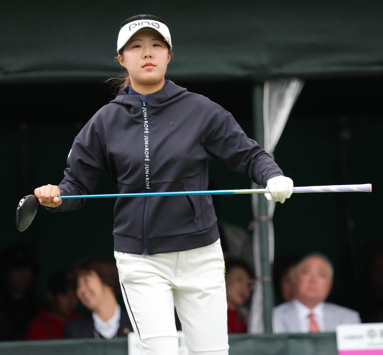1番、ティーショットを前に体を動かす高野愛姫（撮影・上山淳一）