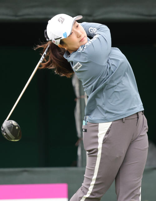 1番、ティーショットを放つ阿部（撮影・上山淳一）