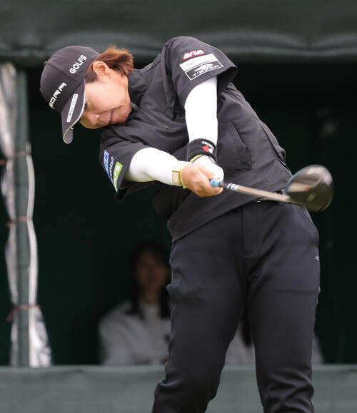 1番、ティーショットを放つ穴井（撮影・上山淳一）