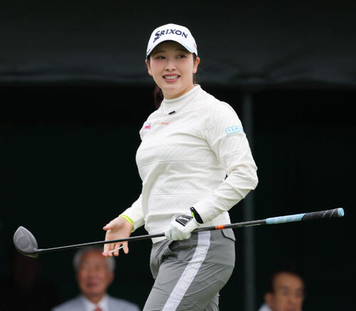 1番、ティーショットを放ち笑顔を見せる小祝（撮影・上山淳一）