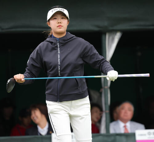 1番、ティーショットを前に体を動かす高野愛姫（撮影・上山淳一）