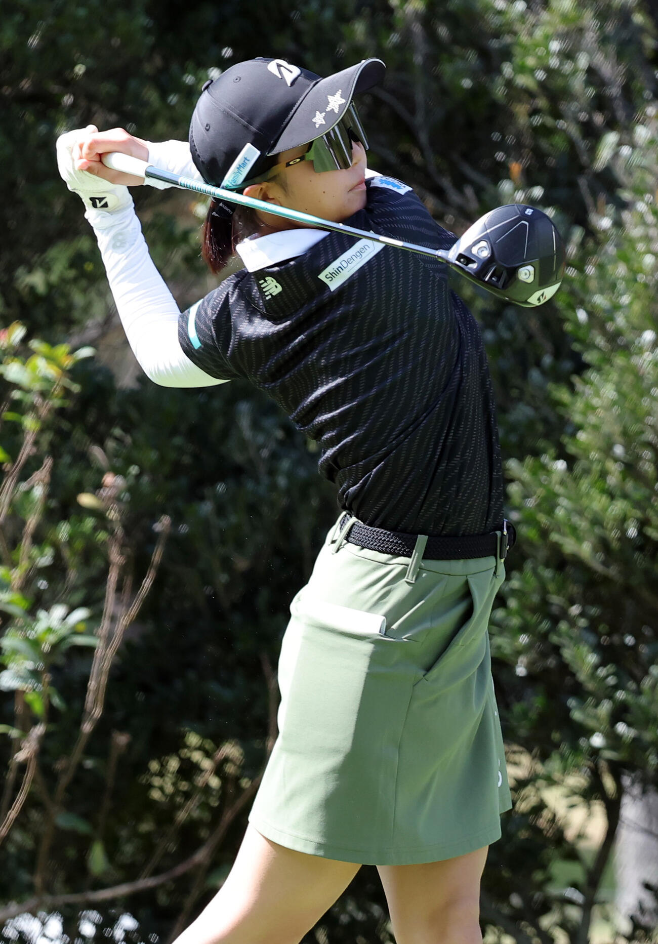 4番、ティーショットを放つ伊藤（撮影・上山淳一）