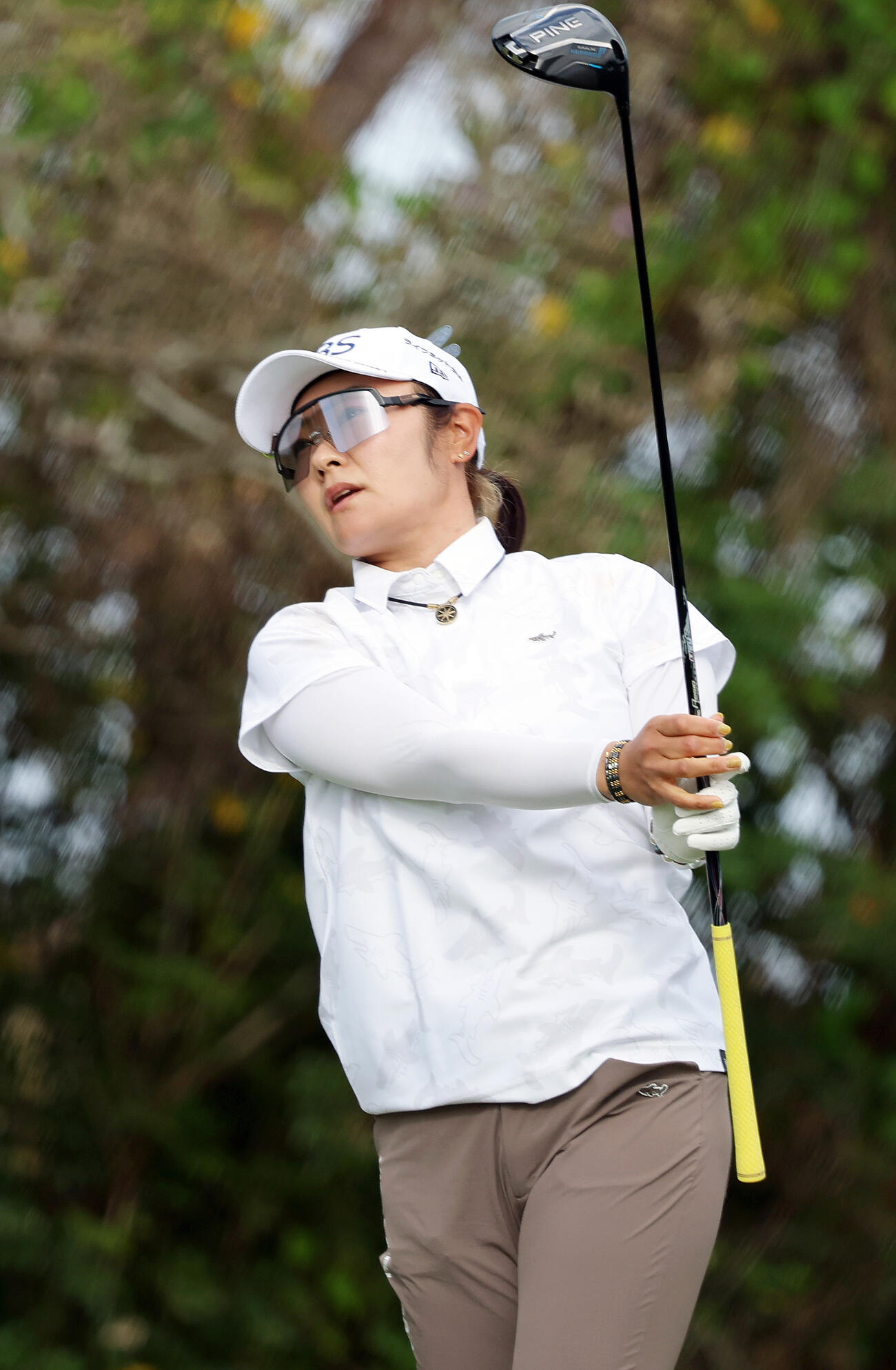 7番、ティーショットを放つ藤田（撮影・上山淳一）