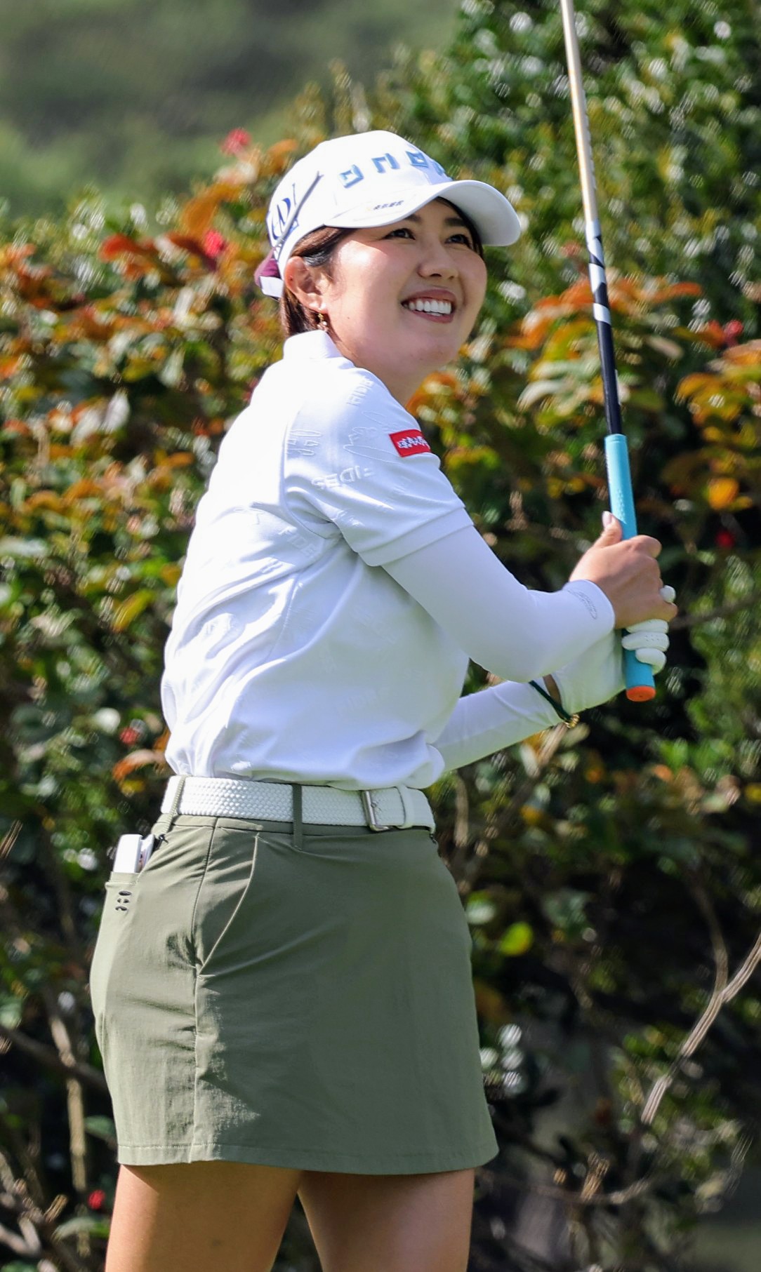 4番、ティーショットを放つ権藤（撮影・上山淳一）