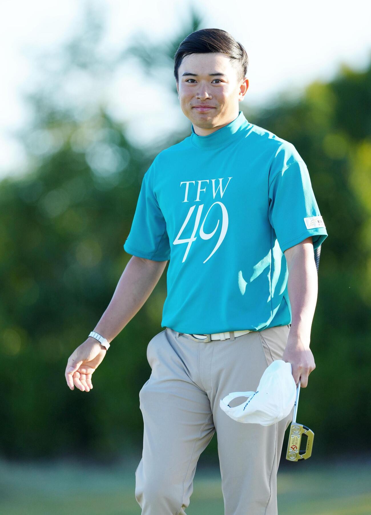 第2日、笑顔でホールアウトする岡田晃平。通算9アンダーで首位＝ロイヤル・オークランドアンドグレンジ（共同）