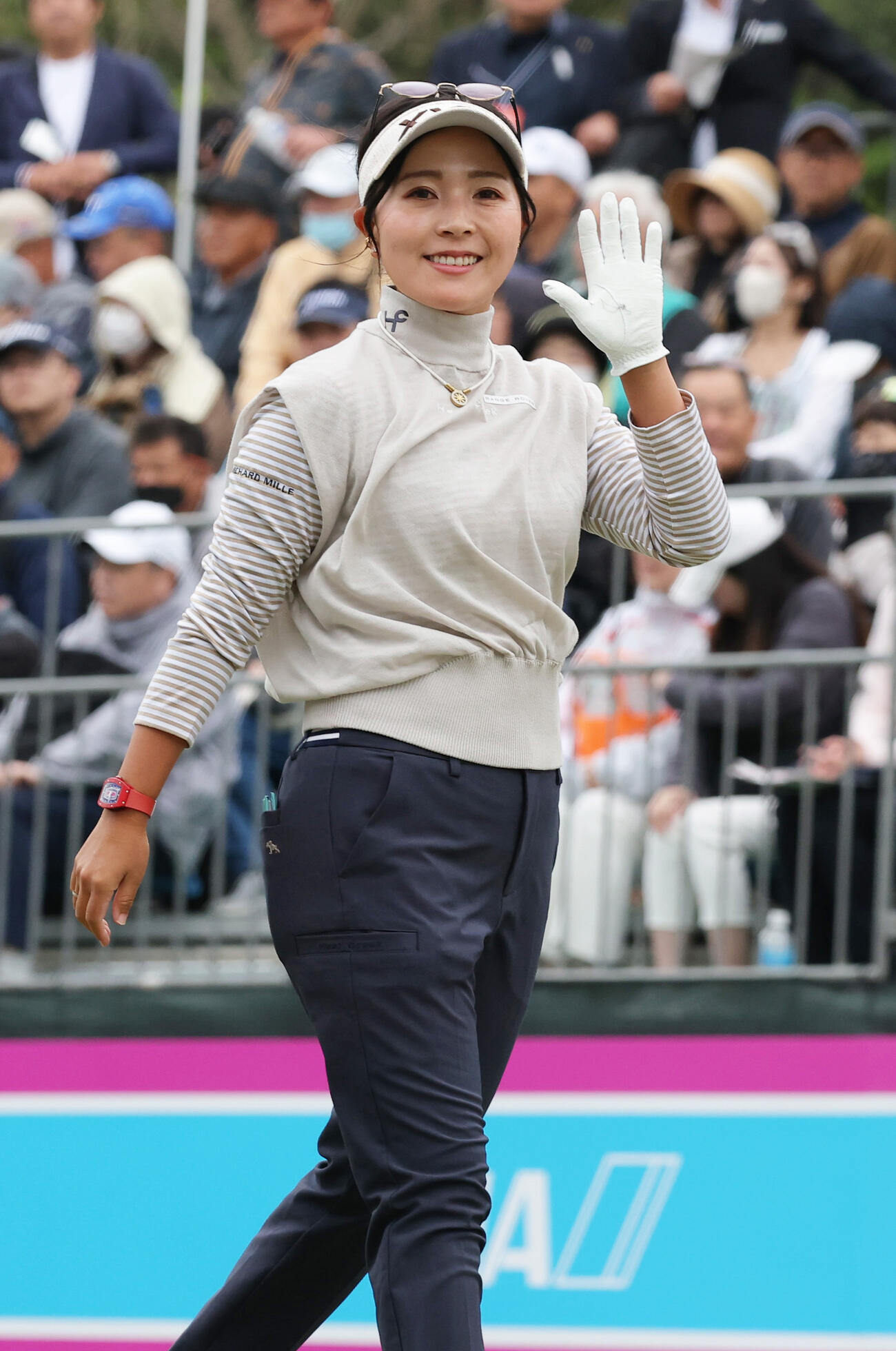 1番、ティーショットを放ち笑顔でセカンド地点へ向かう青木瀬令奈（撮影・上山淳一）