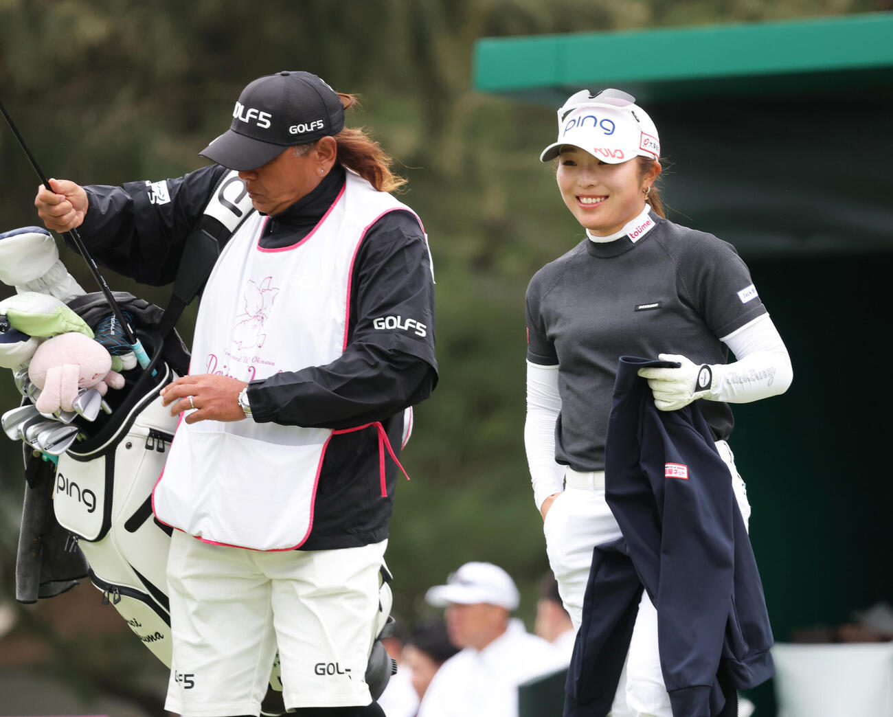 1番、ティーショットを放ち笑顔でセカンド地点へ向かう佐久間（右）（撮影・上山淳一）