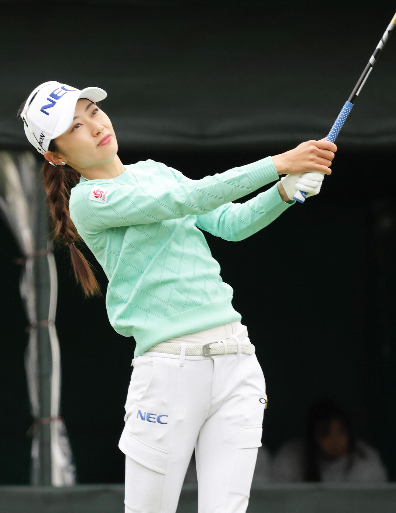 1番、ティーショットを放つ安田祐香（撮影・上山淳一）