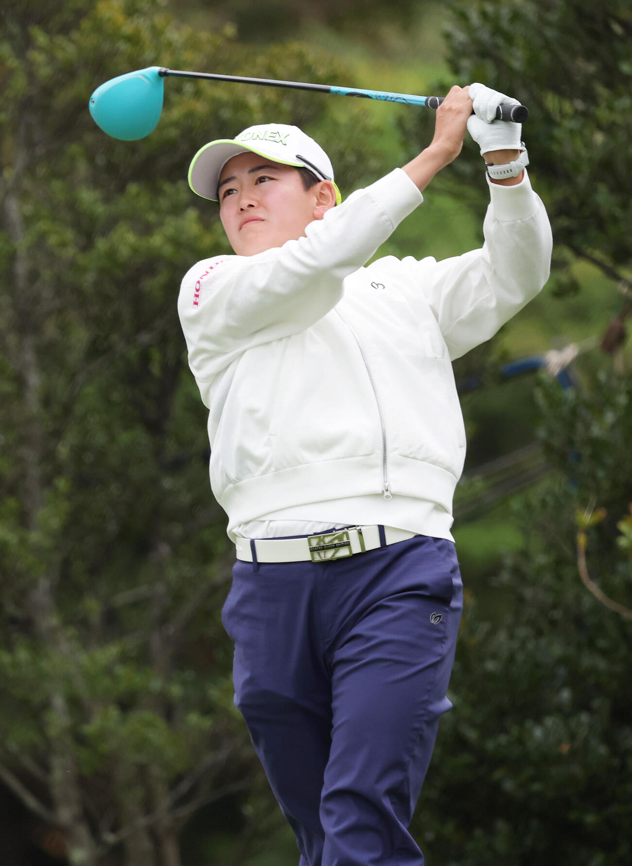 4番、ティーショットを放つ岩井明愛（撮影・上山淳一）