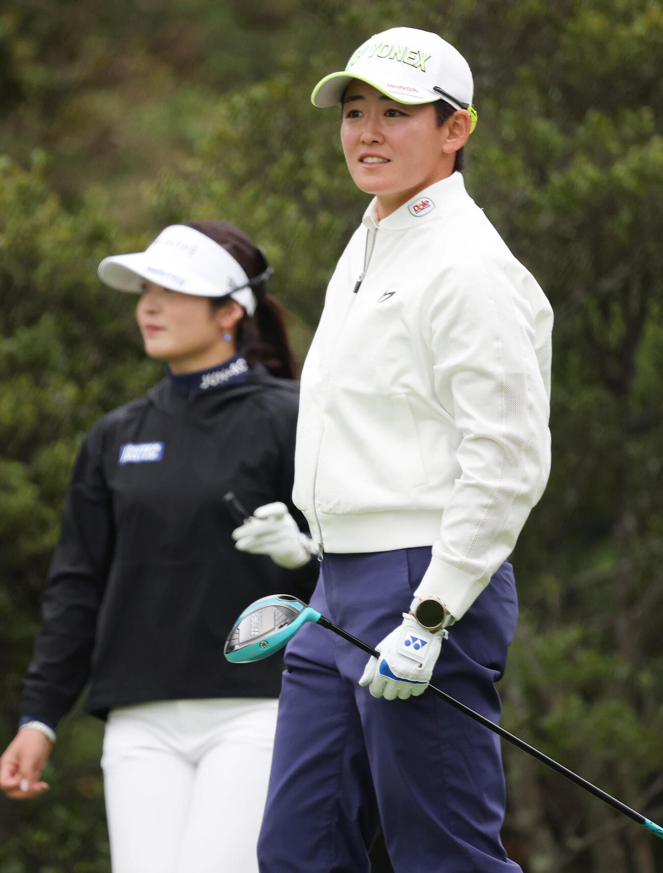4番、ティーショットの打球を見つめる岩井明愛（撮影・上山淳一）