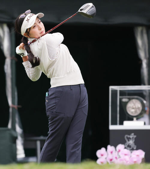 1番、ティーショットを放つ青木瀬令奈（撮影・上山淳一）