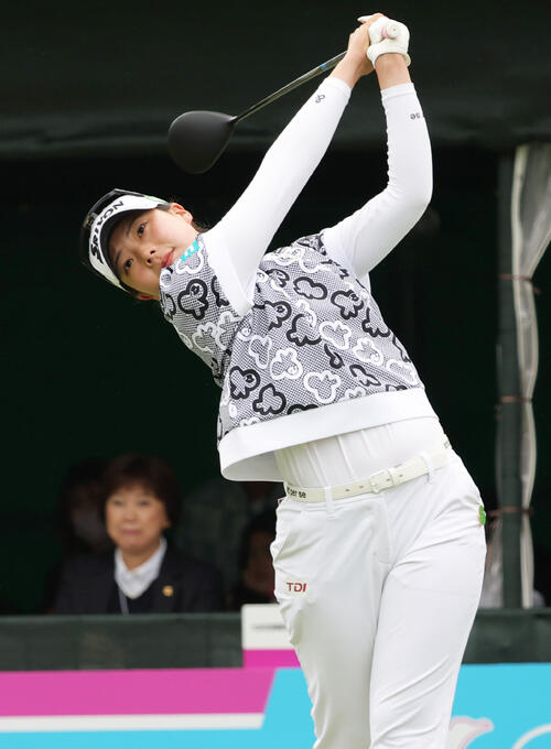 1番、ティーショットを放つ菅（撮影・上山淳一）