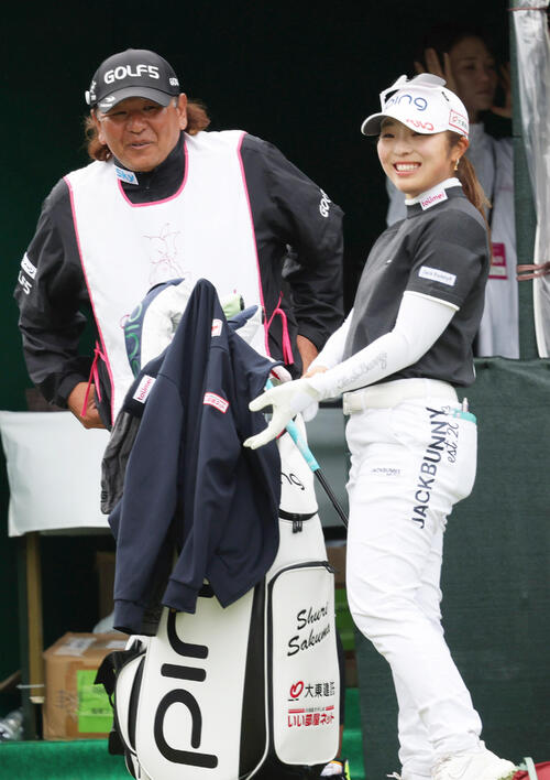 1番、スタートを前に笑顔を見せる佐久間（右）（撮影・上山淳一）