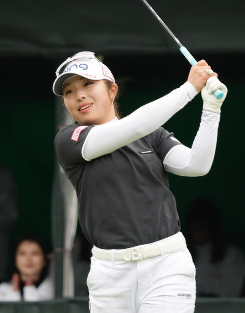 1番、ティーショットを放つ佐久間（撮影・上山淳一）