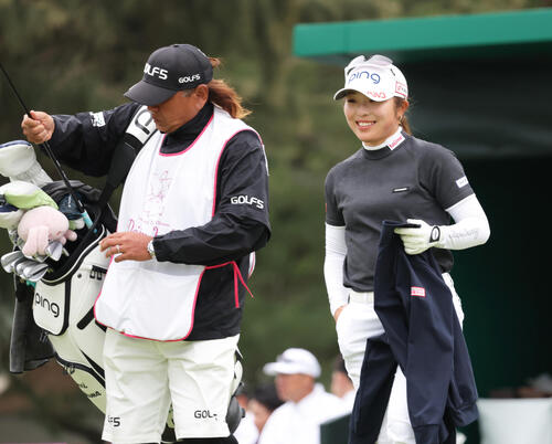1番、ティーショットを放ち笑顔でセカンド地点へ向かう佐久間（右）（撮影・上山淳一）