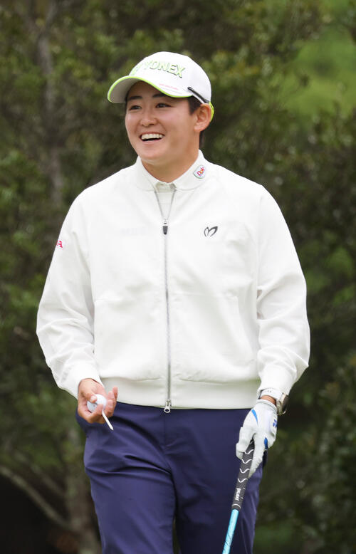 4番、笑顔を見せる岩井明愛（撮影・上山淳一）