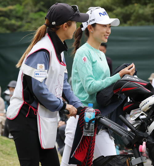 1番、ティーショットを放ちセカンド地点へ向かう安田祐香（撮影・上山淳一）