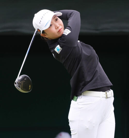 1番、ティーショットを放つ金沢（撮影・上山淳一）