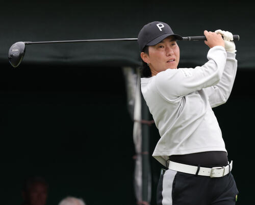 1番、ティーショットを放つ沖（撮影・上山淳一）