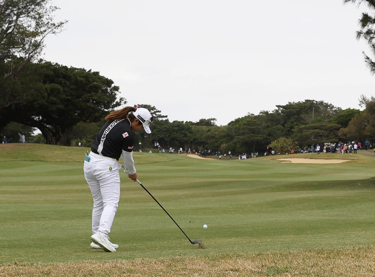 4番、佐久間は芝を飛ばしながらセカンドショットを放つ（撮影・上山淳一）