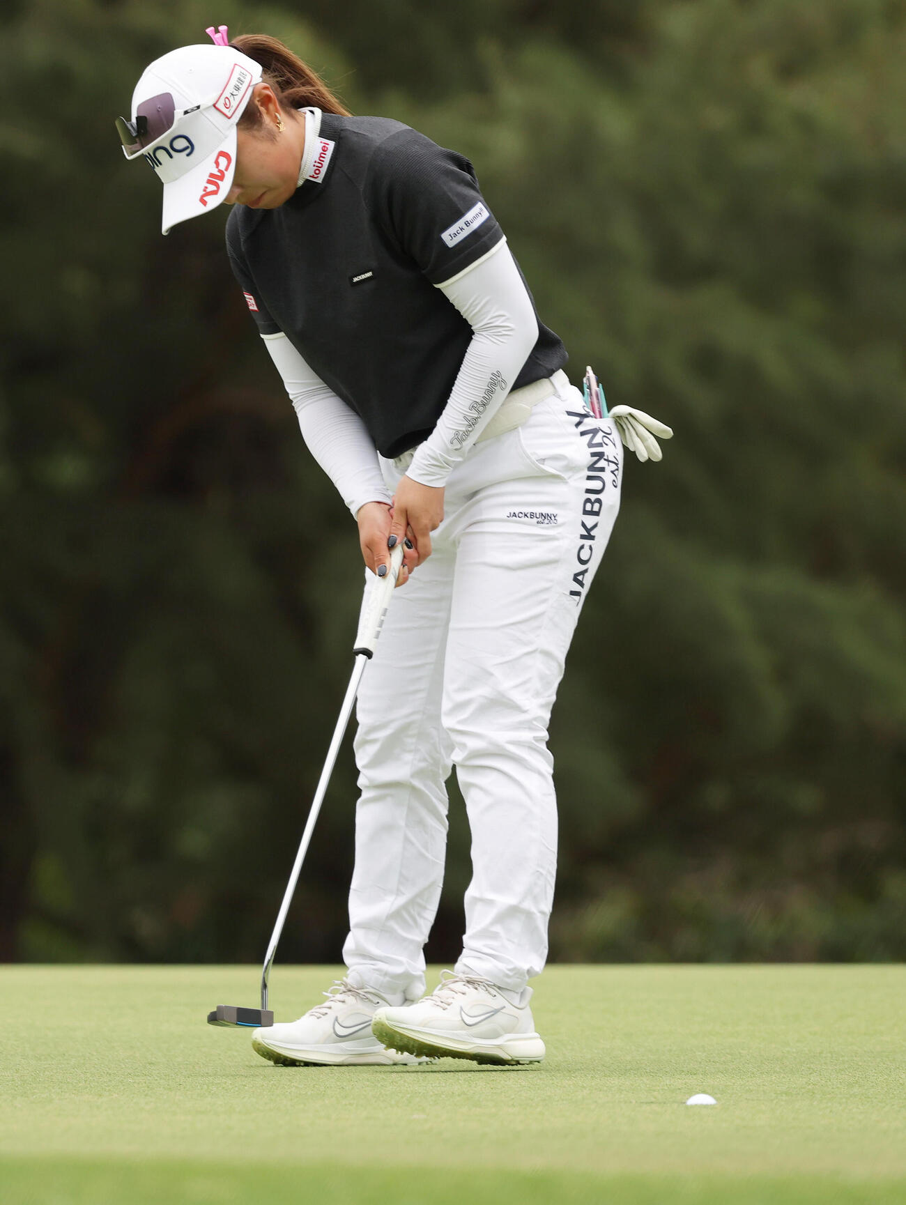 4番、バーディーパットを決める佐久間（撮影・上山淳一）