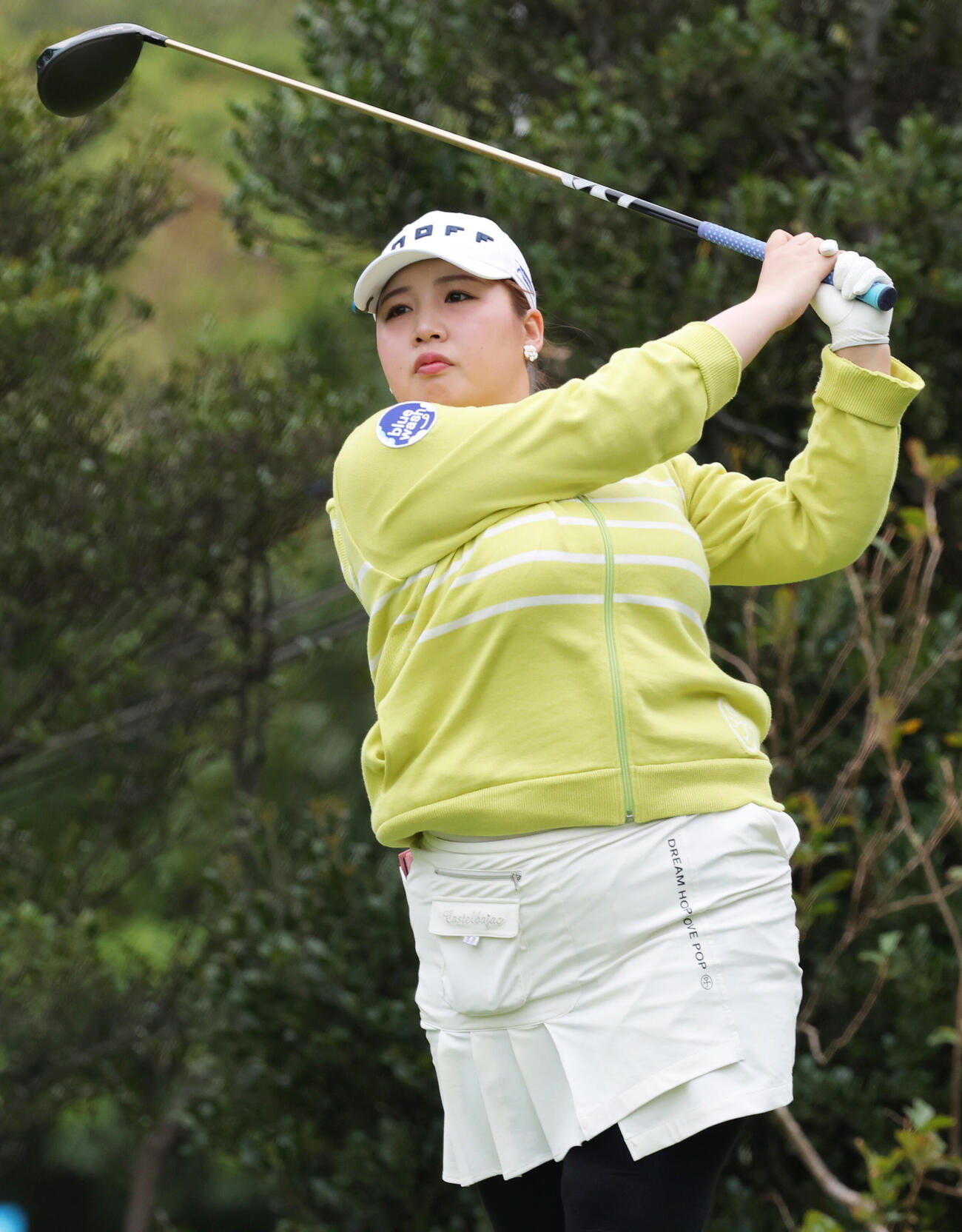 4番、ティーショットを放つ小林光希（撮影・上山淳一）