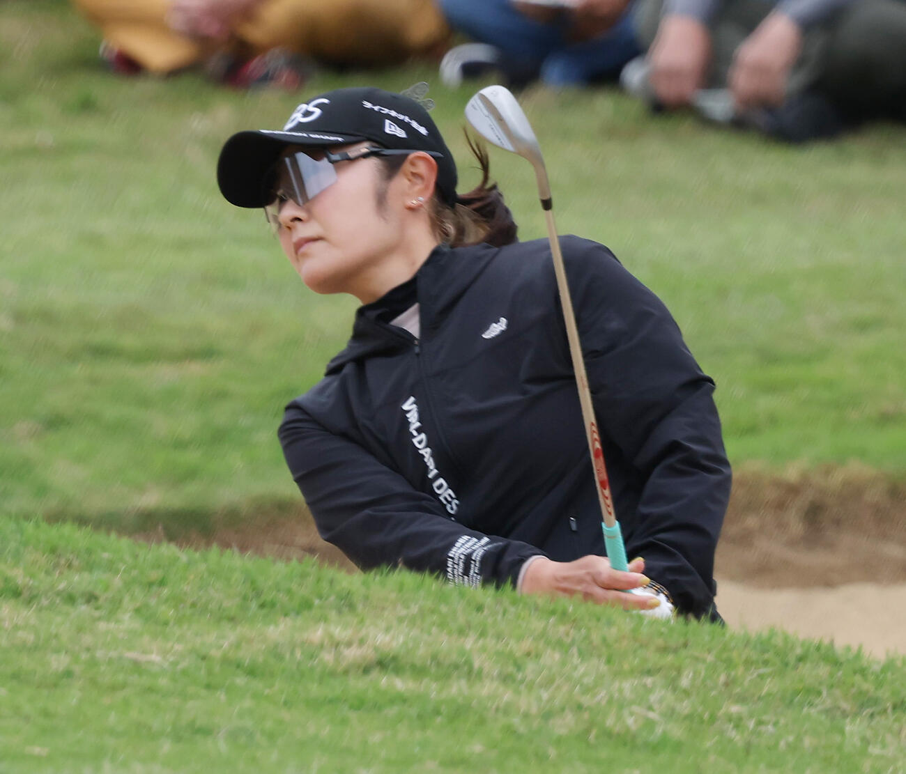 3番、バンカーショットを放つ藤田（撮影・上山淳一）
