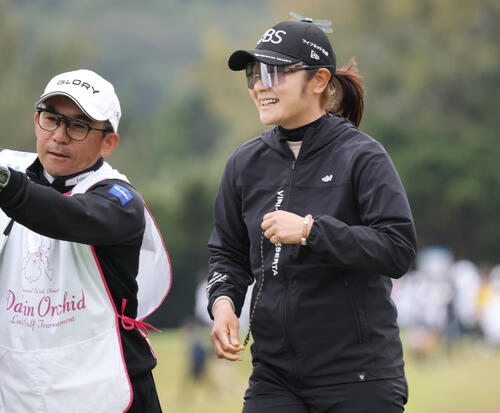 3番、笑顔を見せる藤田（右）（撮影・上山淳一）