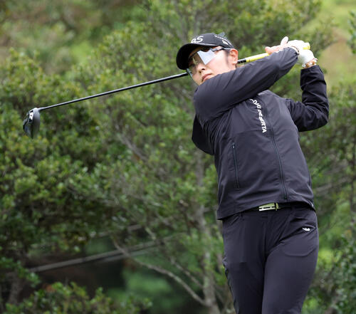 4番、ティーショットを放つ藤田（撮影・上山淳一）