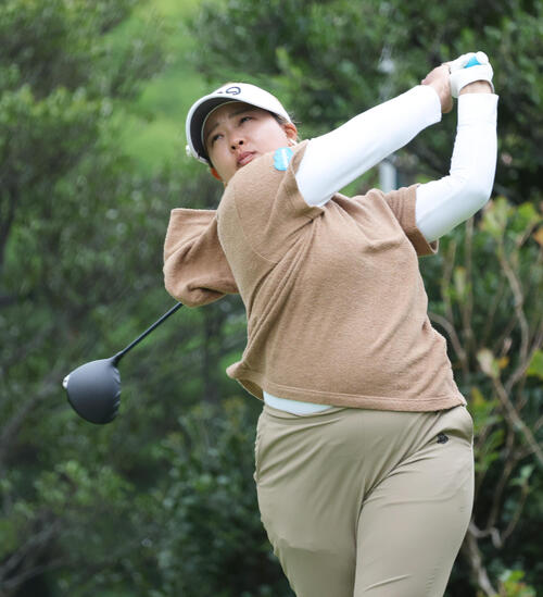 4番、ティーショットを放つ鈴木（撮影・上山淳一）