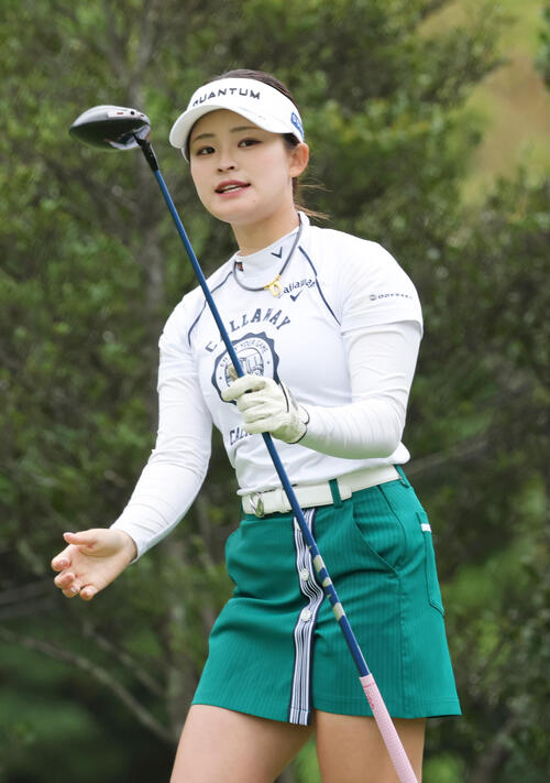 4番、ティーショットを放つ政田（撮影・上山淳一）