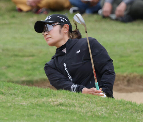 3番、バンカーショットを放つ藤田（撮影・上山淳一）