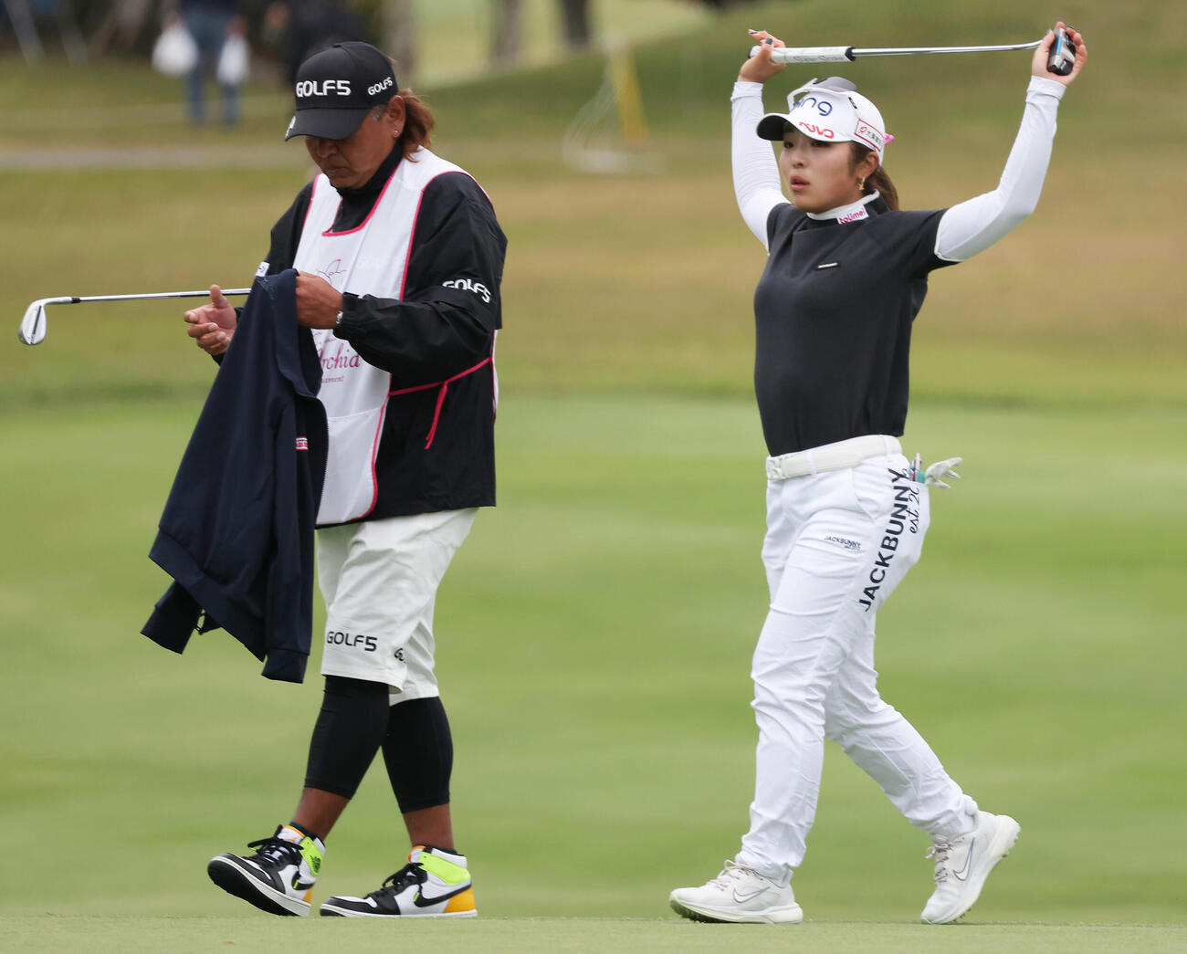 3番、体を動かしながら移動する佐久間（右）（撮影・上山淳一）